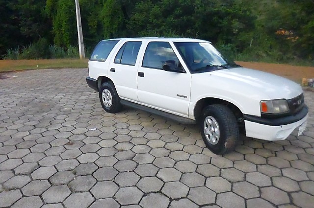 Foto 1 - Chevrolet Blazer 2000, RS17000